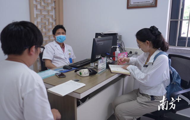 公共服務(wù)調(diào)研組在崖口村衛(wèi)生站調(diào)研。