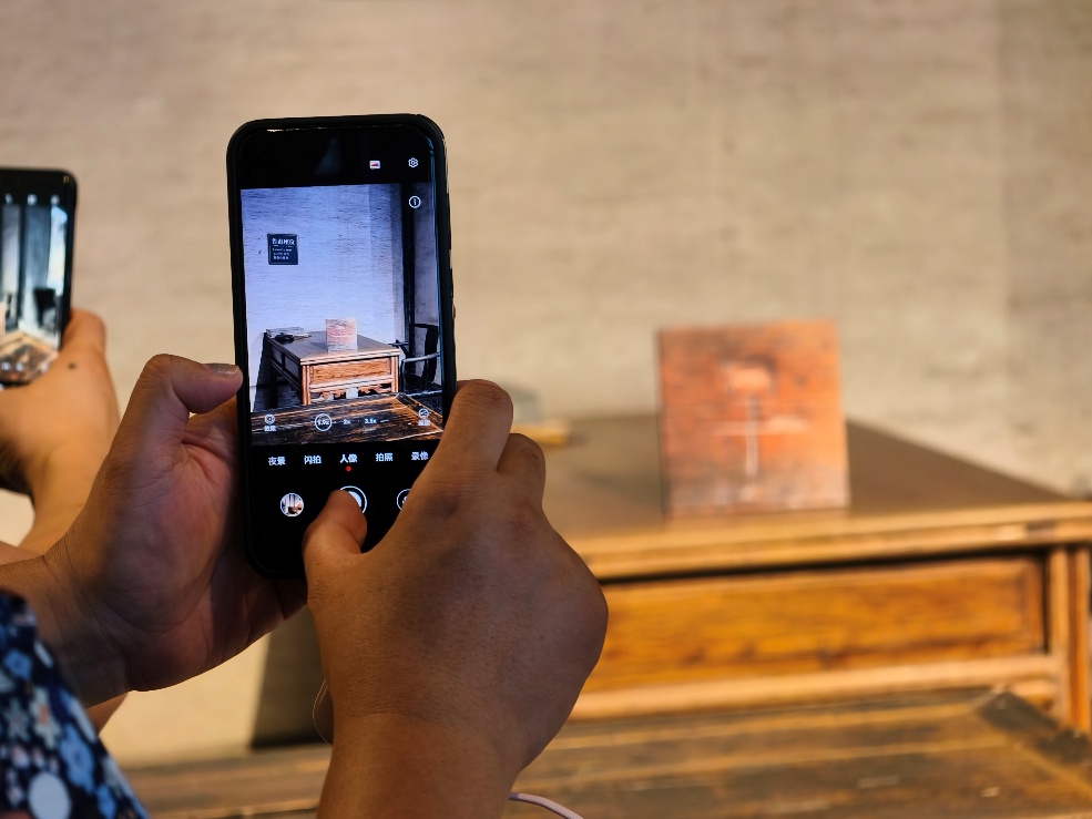 2025年7月15日，暑期研學(xué)團(tuán)小朋友在浙江省紹興市三味書屋拍攝魯迅讀書座位及課桌上的“早”字。受訪者供圖