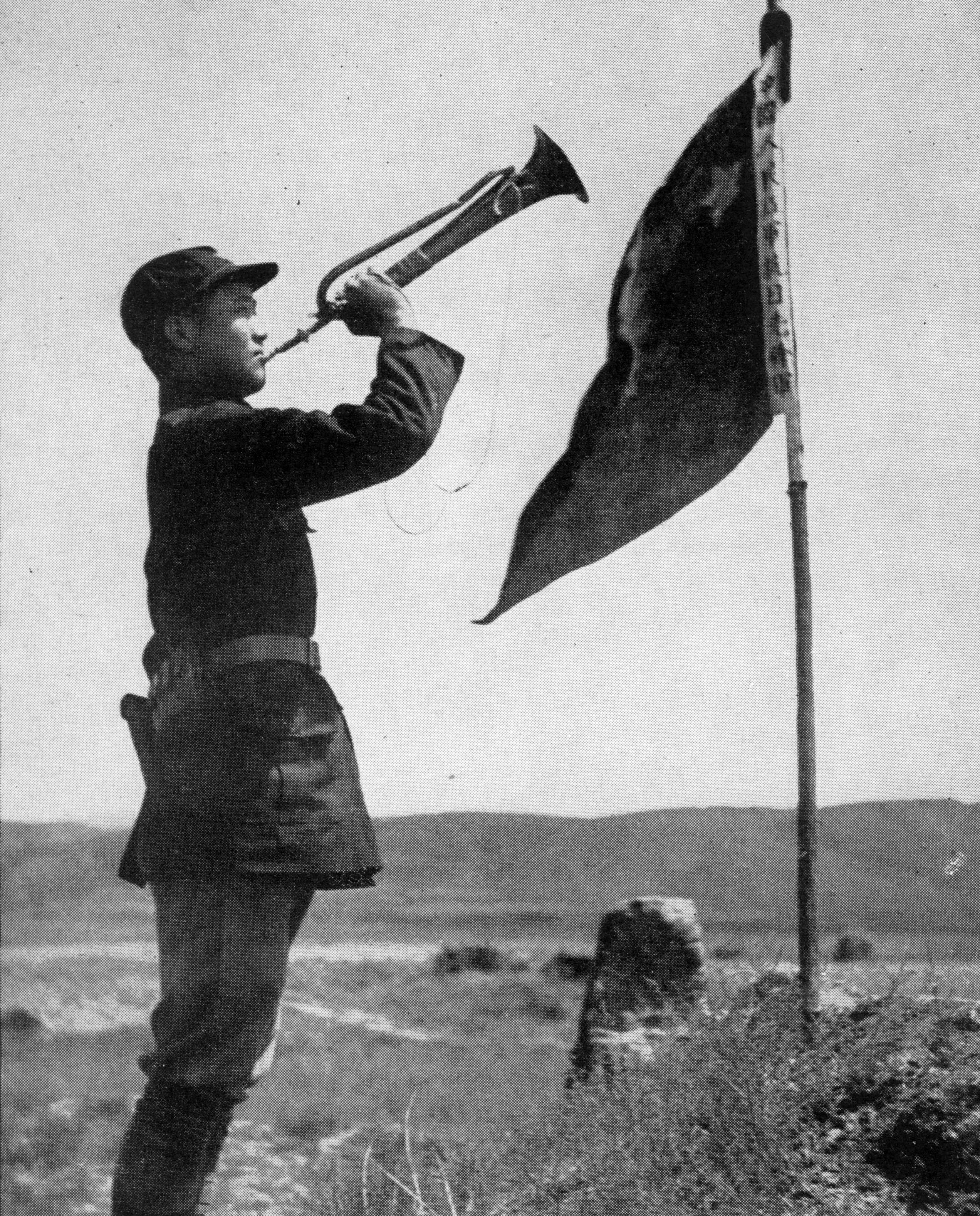 斯諾在預旺堡拍攝的紅軍司號員，他身邊的旗子上寫著“中國人民紅軍抗日先鋒隊”。