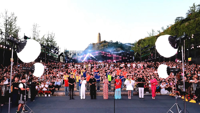 “寶塔山下唱民歌”活動(dòng)現(xiàn)場(chǎng)盛況。加向前攝