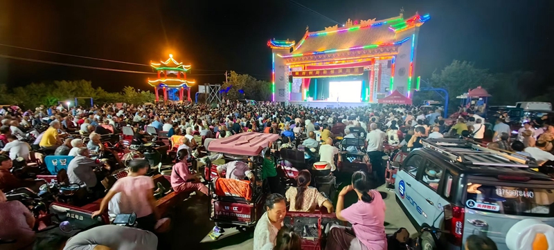 “戲曲進(jìn)鄉(xiāng)村”在吉安城村演出。姚二曼攝