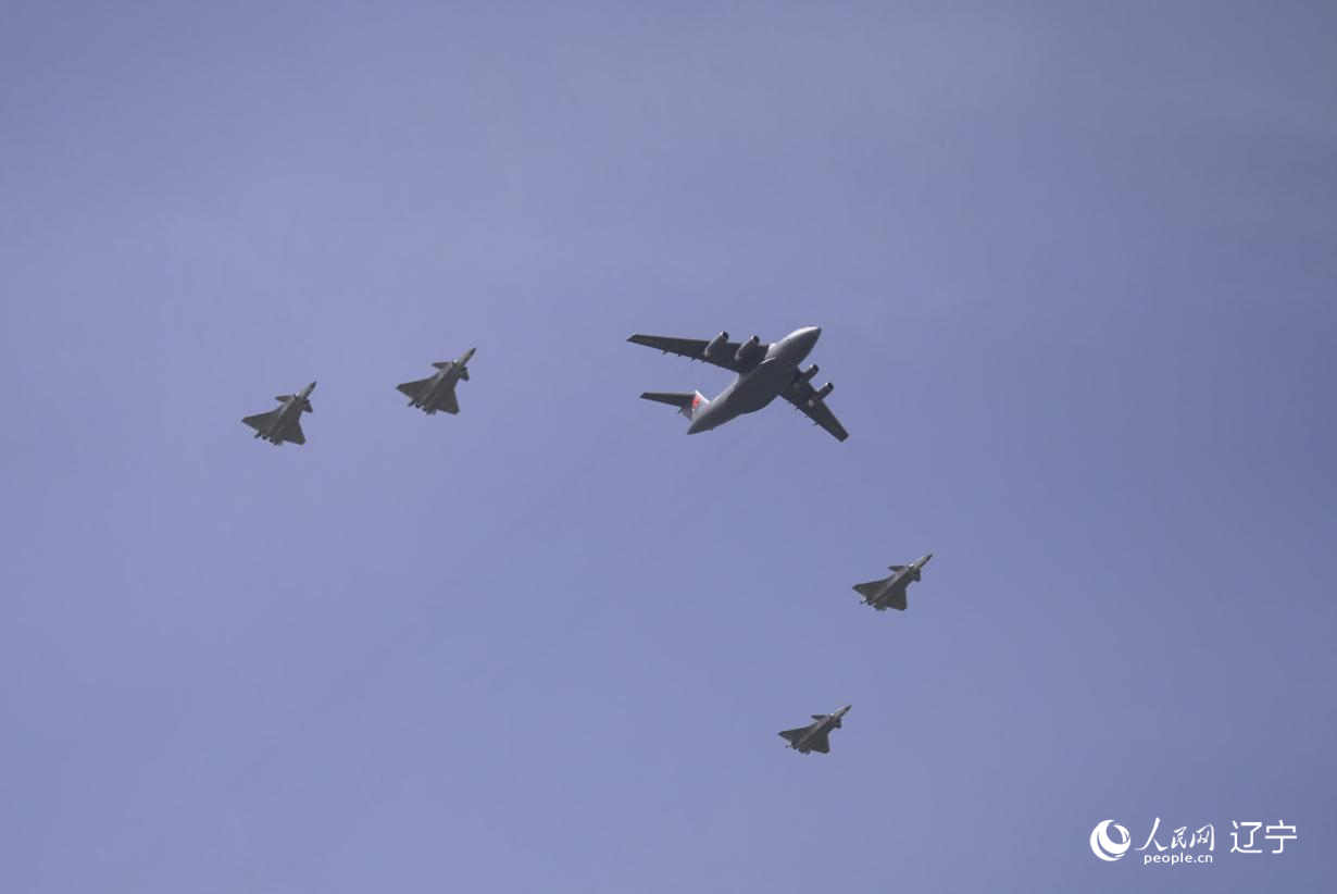 執(zhí)行第十二批在韓中國(guó)人民志愿軍烈士遺骸轉(zhuǎn)運(yùn)任務(wù)的運(yùn)-20進(jìn)入中國(guó)領(lǐng)空后，首次采用“五機(jī)編隊(duì)”的方式，由4架殲-20伴飛護(hù)航，與往年相比護(hù)航規(guī)格更高。人民網(wǎng)記者 邱宇哲攝