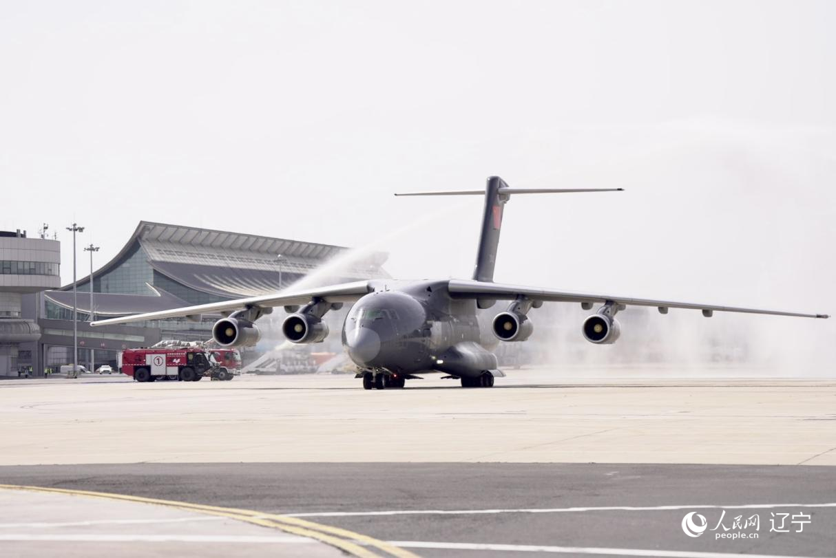沈陽(yáng)桃仙國(guó)際機(jī)場(chǎng)以“過水門”最高禮遇迎接英烈回家。人民網(wǎng)記者 邱宇哲攝