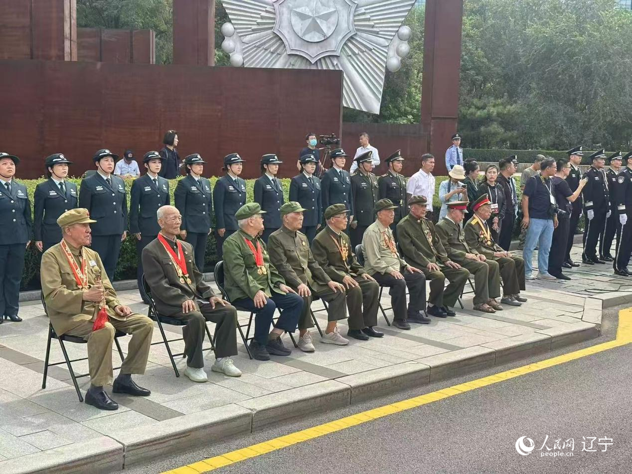 沈陽(yáng)抗美援朝烈士陵園門前，志愿軍老戰(zhàn)士等候戰(zhàn)友的歸隊(duì)。人民網(wǎng)記者 周頌雪攝