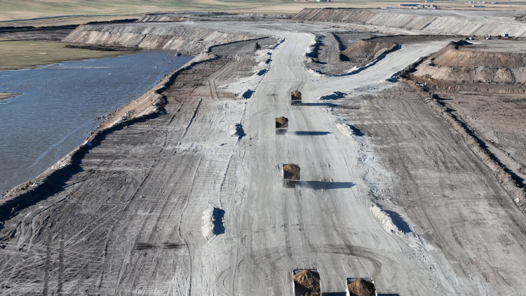 徐工無(wú)人電動(dòng)礦卡行駛在內(nèi)蒙古華能伊敏露天礦區(qū)。受訪對(duì)象供圖