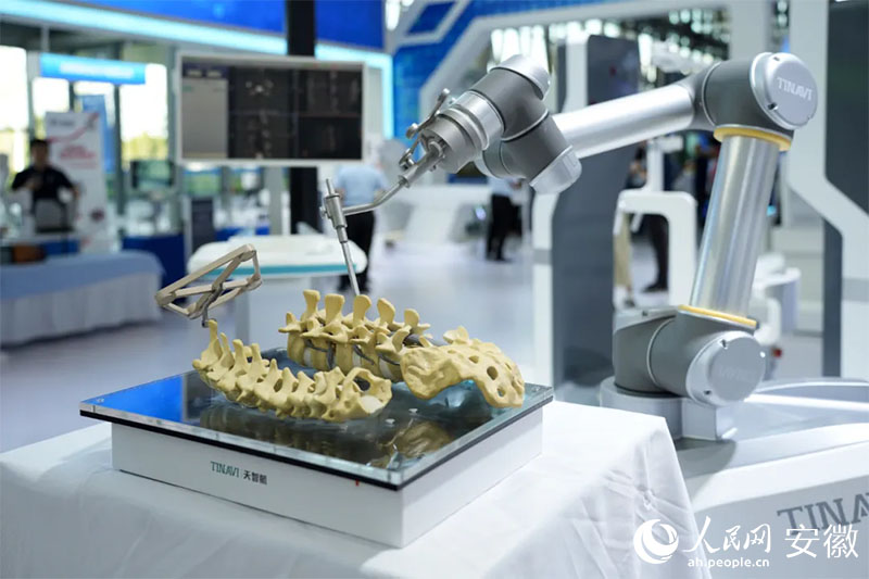2024世界制造業(yè)大會(huì)上展出的骨科手術(shù)機(jī)器人。人民網(wǎng)記者 王銳攝