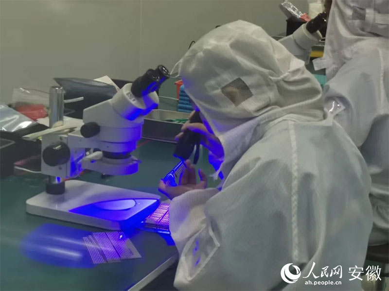 金張科技帶動(dòng)下，超100家功能膜新材料企業(yè)在太湖縣集聚。人民網(wǎng)記者 胡雨松攝