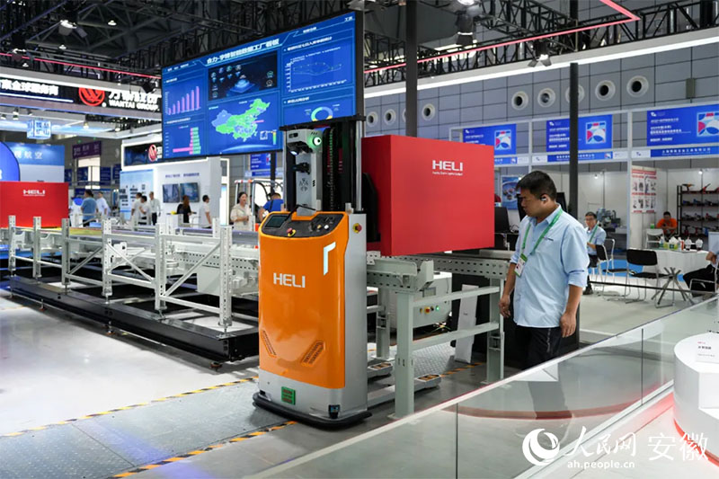 2024世界制造業(yè)大會(huì)上，合力將智能數(shù)據(jù)工廠系統(tǒng)帶進(jìn)展會(huì)。人民網(wǎng)記者 王銳攝