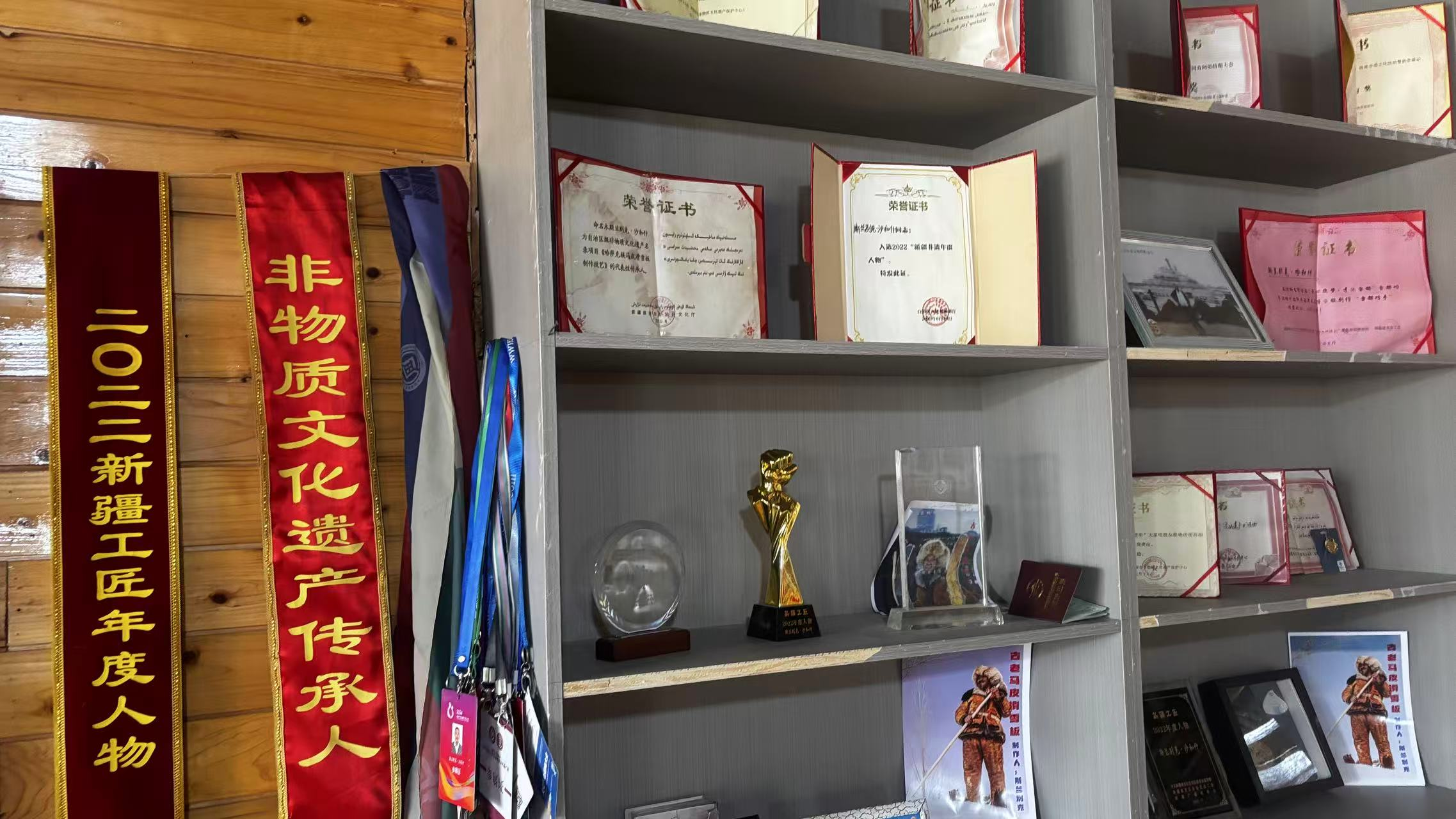 農(nóng)牧民古老毛皮滑雪板制作培訓(xùn)基地榮譽(yù)墻一角。