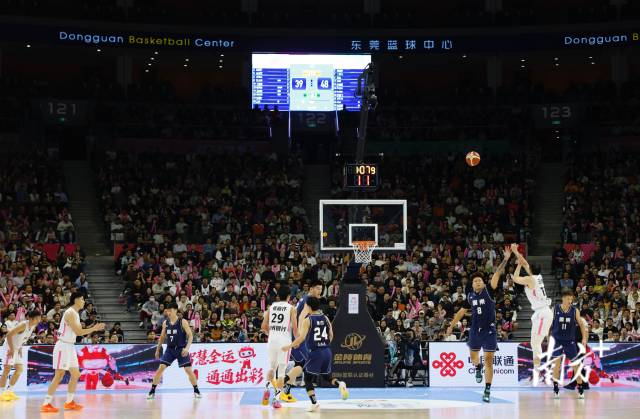 11月12日，十五運(yùn)會男籃成年組決賽，現(xiàn)場有序而熱烈。張由瓊 攝