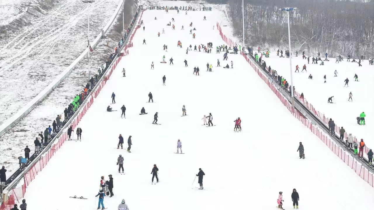 沈陽怪坡國際滑雪場(chǎng)迎來眾多滑雪愛好者。人民網(wǎng)記者 孝媛攝