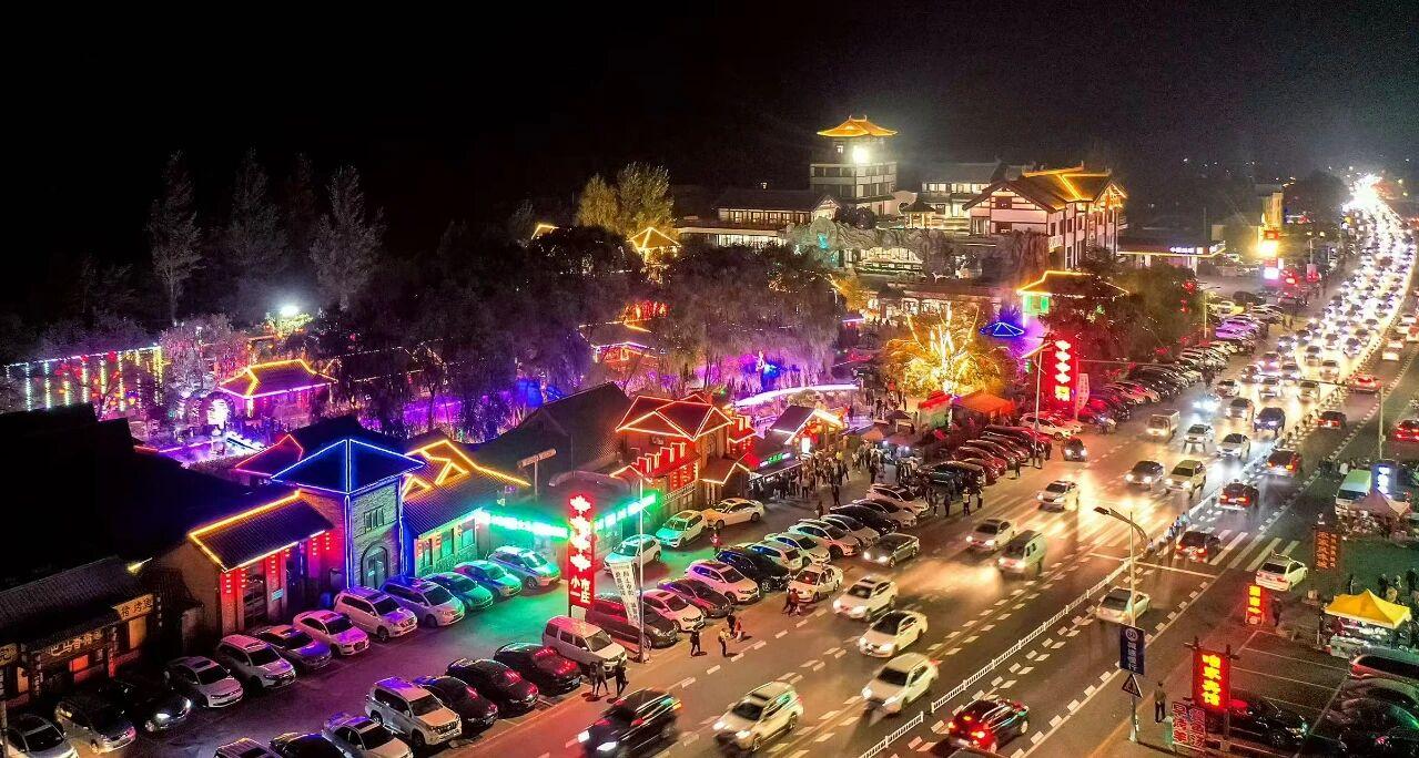 “小市一莊”夜景。受訪者供圖