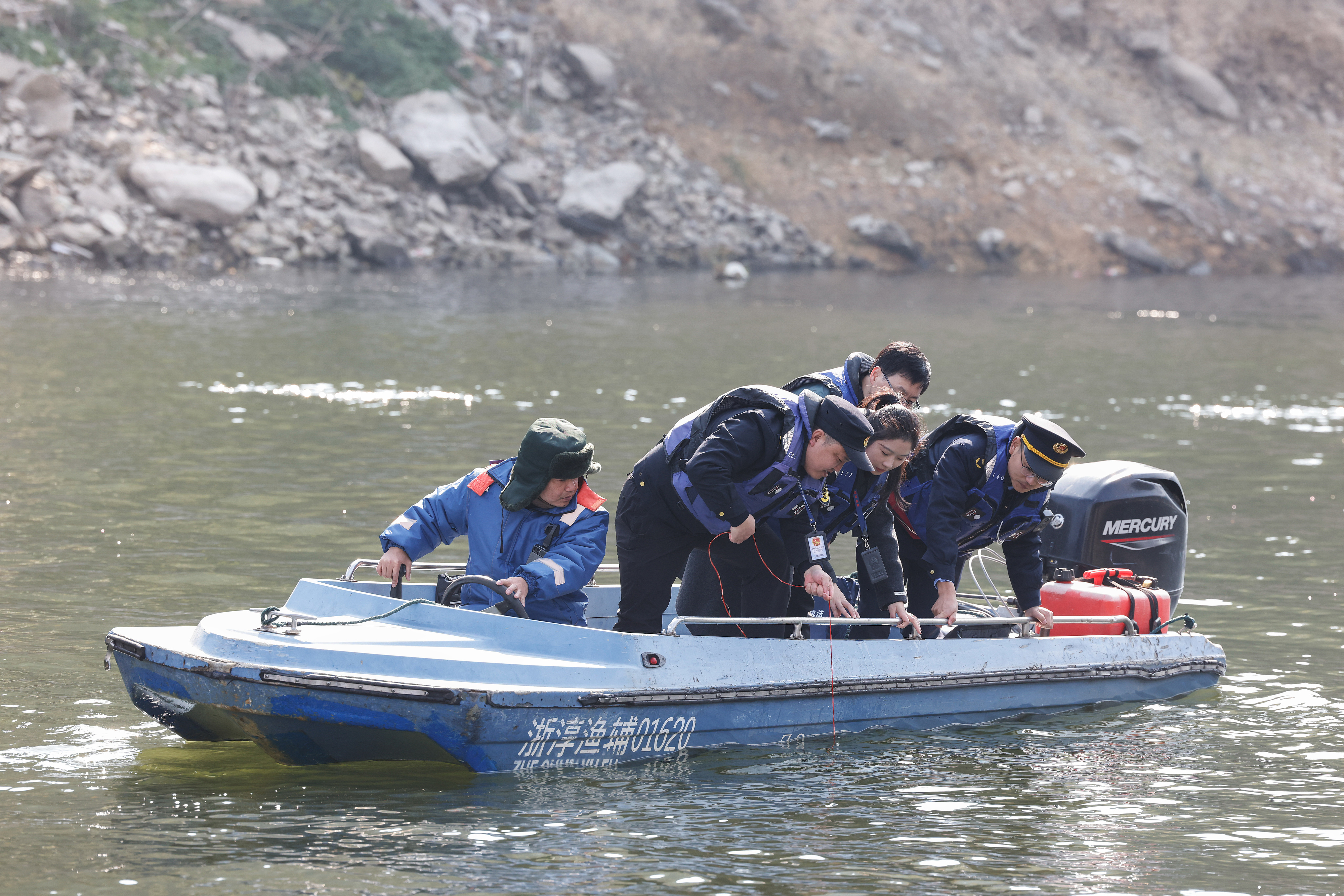 2025年12月4日，浙江杭州淳安縣與安徽黃山歙縣紀(jì)檢監(jiān)察干部及綜合行政執(zhí)法人員對(duì)浙皖交界的新安江鳩坑口水域進(jìn)行常態(tài)化巡河，共同保護(hù)漁業(yè)資源和水域生態(tài)環(huán)境。