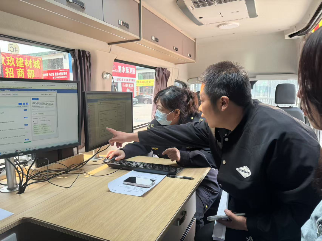 沈陽市大東區(qū)市場監(jiān)督管理局將政務(wù)服務(wù)窗口“搬”到商戶“家門口”，現(xiàn)場為經(jīng)營主體集中辦理并頒發(fā)營業(yè)執(zhí)照。沈陽市營商局供圖