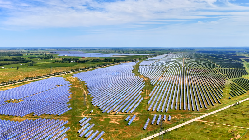 定邊縣連片光伏板鋪展成綠色能源畫(huà)卷。陳煜攝