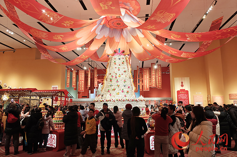 觀眾在中國非物質(zhì)文化遺產(chǎn)館參觀展覽。人民網(wǎng)記者 韋衍行攝