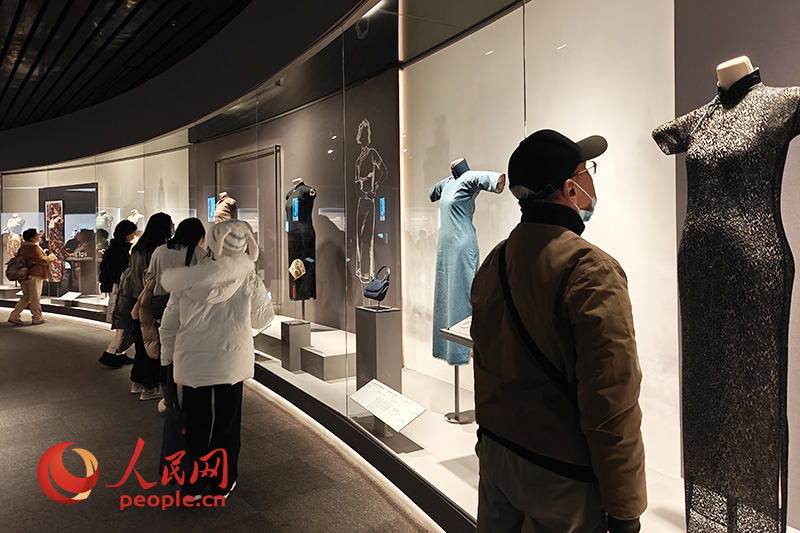 觀眾在上海博物館參觀展覽。人民網(wǎng)記者 韋衍行攝