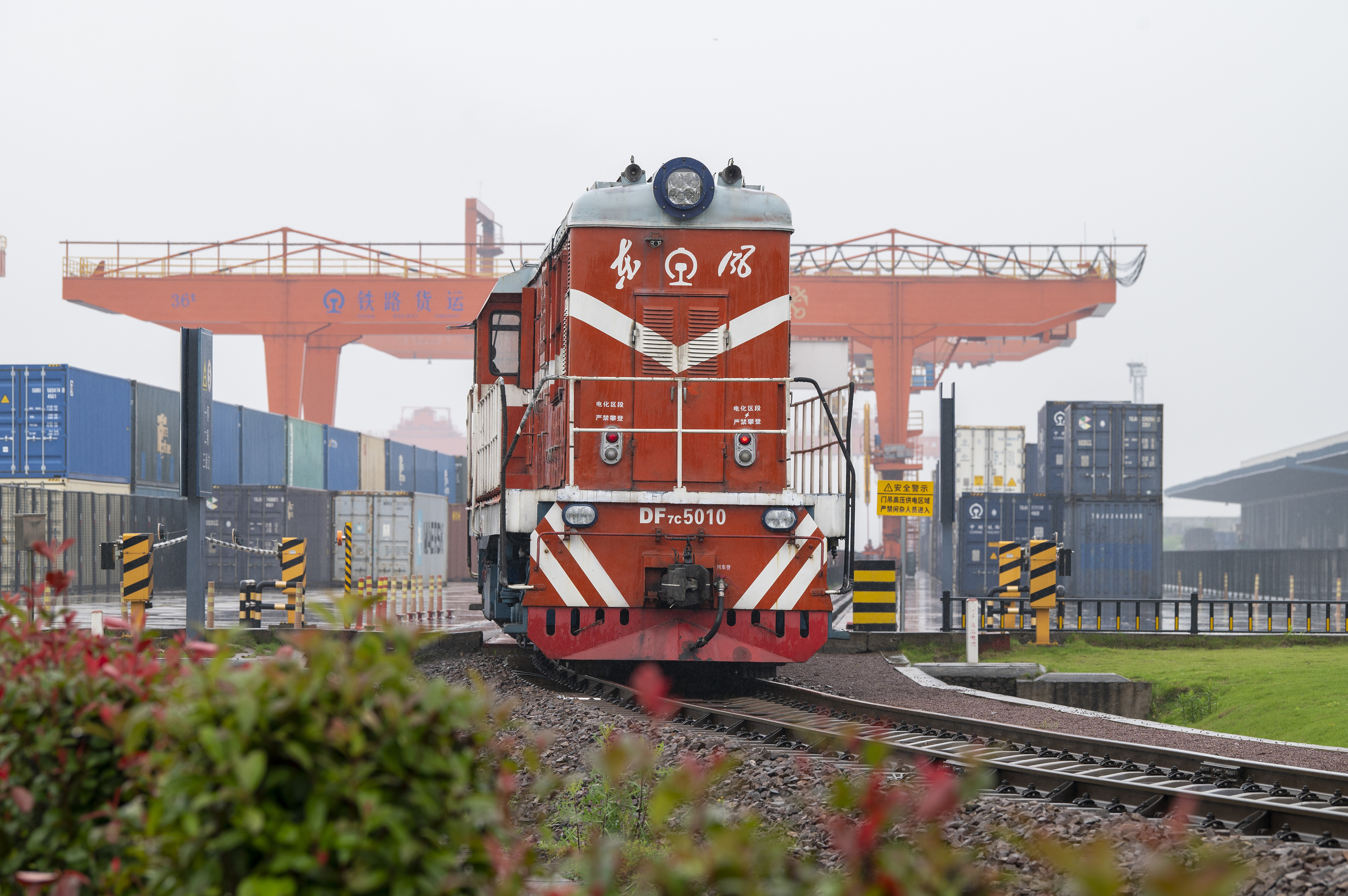 2024年5月5日，“五一”假期最后一天。在浙江省金華市金東區(qū)鐵路金華南站，一列滿載110標(biāo)箱的中歐班列緩緩啟程駛往匈牙利。