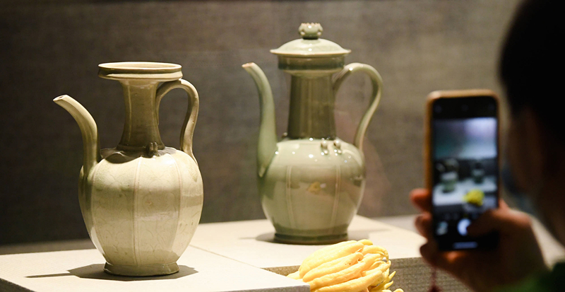 2021年9月14日，浙江省博物館，觀眾在拍攝北宋龍泉窯執(zhí)壺（左）和龍泉青瓷藝人劉杰制作的執(zhí)壺。