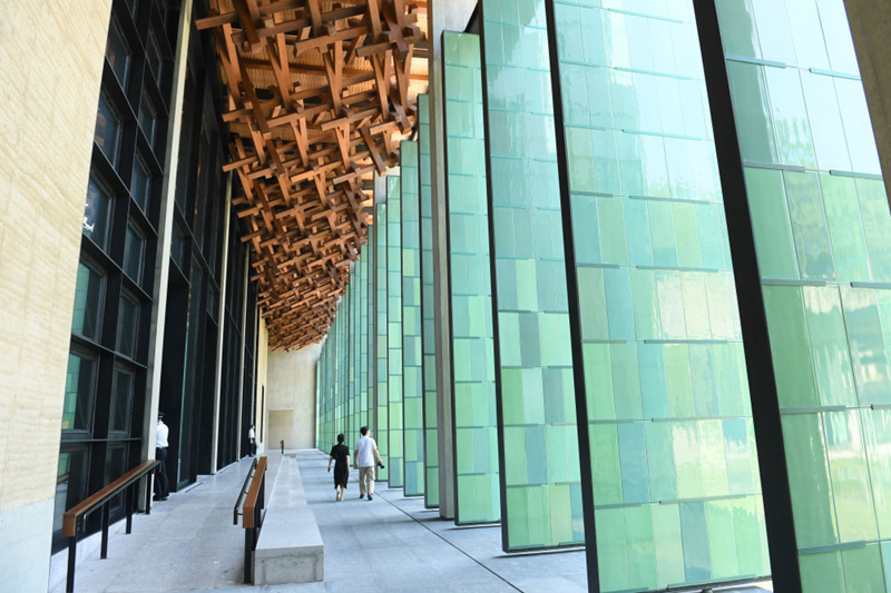 2022年7月23日，杭州國(guó)家版本館屋頂?shù)哪緲?gòu)和青瓷門(mén)扇相映成趣。