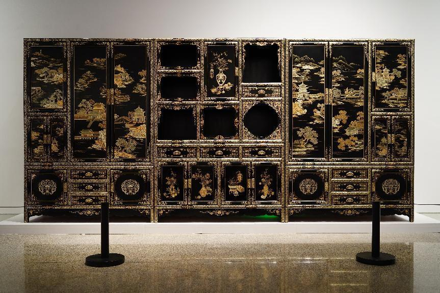 2023年7月9日，北京，中國工藝美術(shù)館·中國非物質(zhì)文化遺產(chǎn)館，“山西特色專業(yè)鎮(zhèn)平遙非遺雙寶中華行”展覽展出的推光漆器作品。