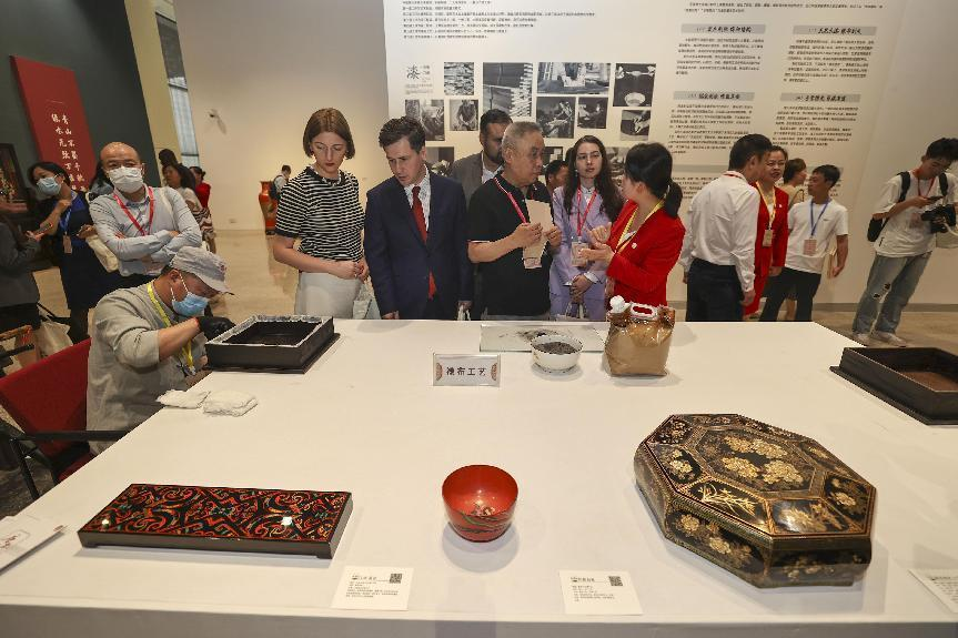 2023年5月28日，北京，推光漆器匠人為駐華使節(jié)展示技藝。