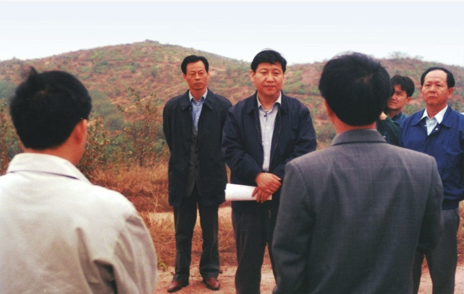 1999年11月，習(xí)近平在龍巖市長汀縣河田水土流失治理區(qū)調(diào)研。圖源：《習(xí)近平在福建（下）》
