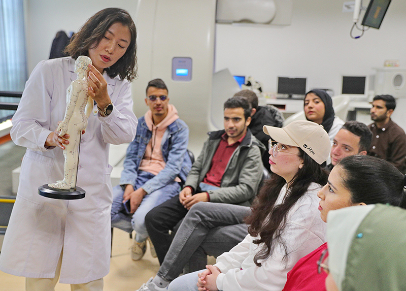 2023年4月19日，河北省秦皇島市中醫(yī)醫(yī)院醫(yī)務工作者為燕山大學外國留學生講解中醫(yī)經絡知識。