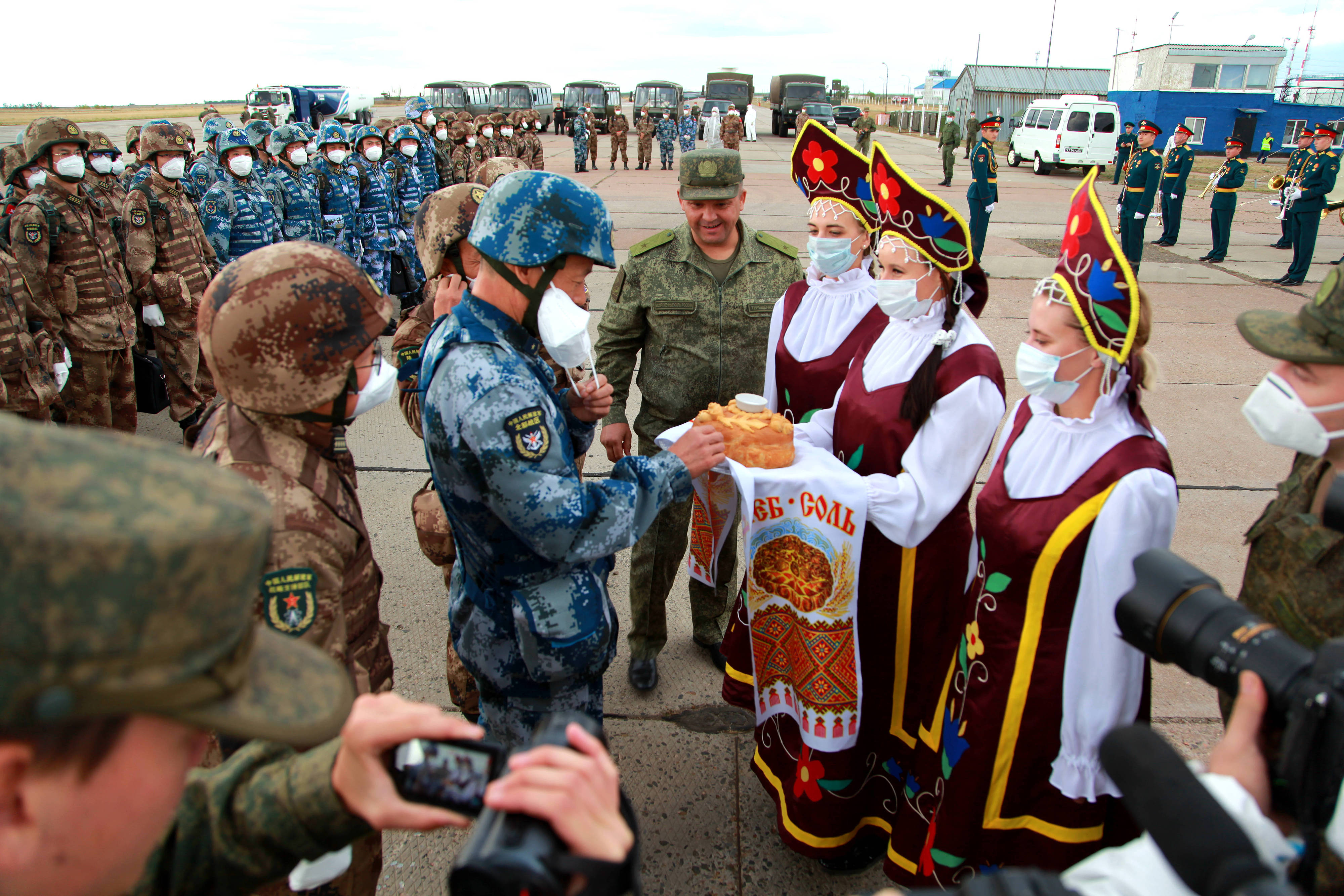 當(dāng)?shù)貢r間2021年9月10日，跨境參加“和平使命-2021”上海合作組織成員國聯(lián)合反恐軍演的中方部隊導(dǎo)演部抵達(dá)俄羅斯奧倫堡“東古茲”靶場演習(xí)地域。圖為俄方人員為中方人員舉行歡迎儀式。