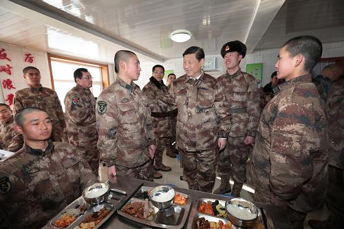 2014年1月26日中午，習(xí)近平來到連隊(duì)食堂，同戰(zhàn)士們一起用餐。新華社記者 李剛 攝
