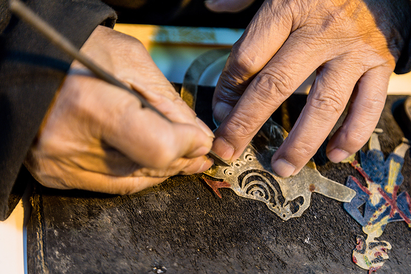 皮影非遺傳承人正在制作皮影。