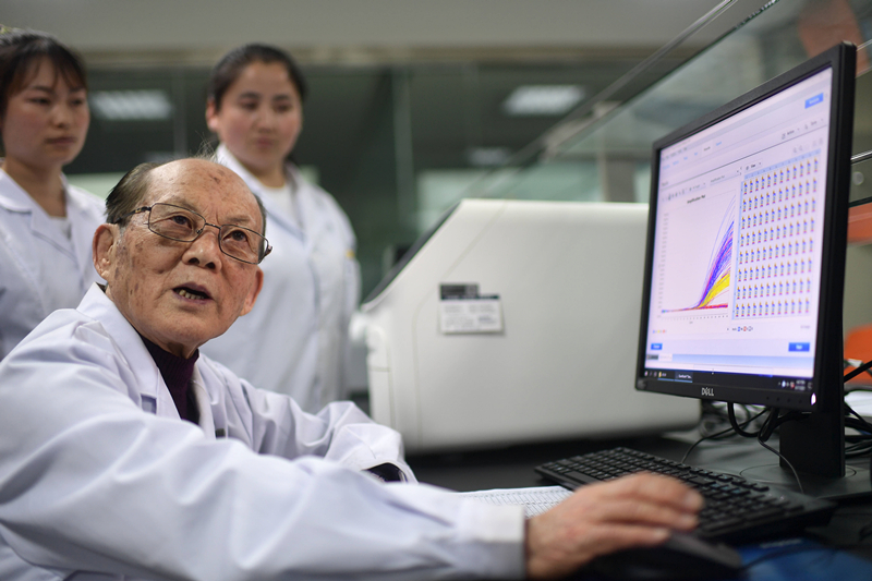 2021年6月17日，吳天一（前）在青海西寧的實(shí)驗(yàn)室內(nèi)和學(xué)生討論。