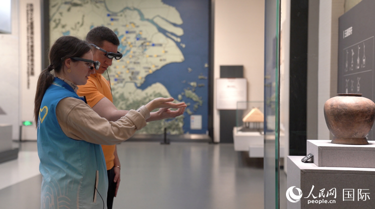 人民網(wǎng)外籍專家在良渚博物院體驗(yàn)AR眼鏡。人民網(wǎng)記者 袁蒙攝