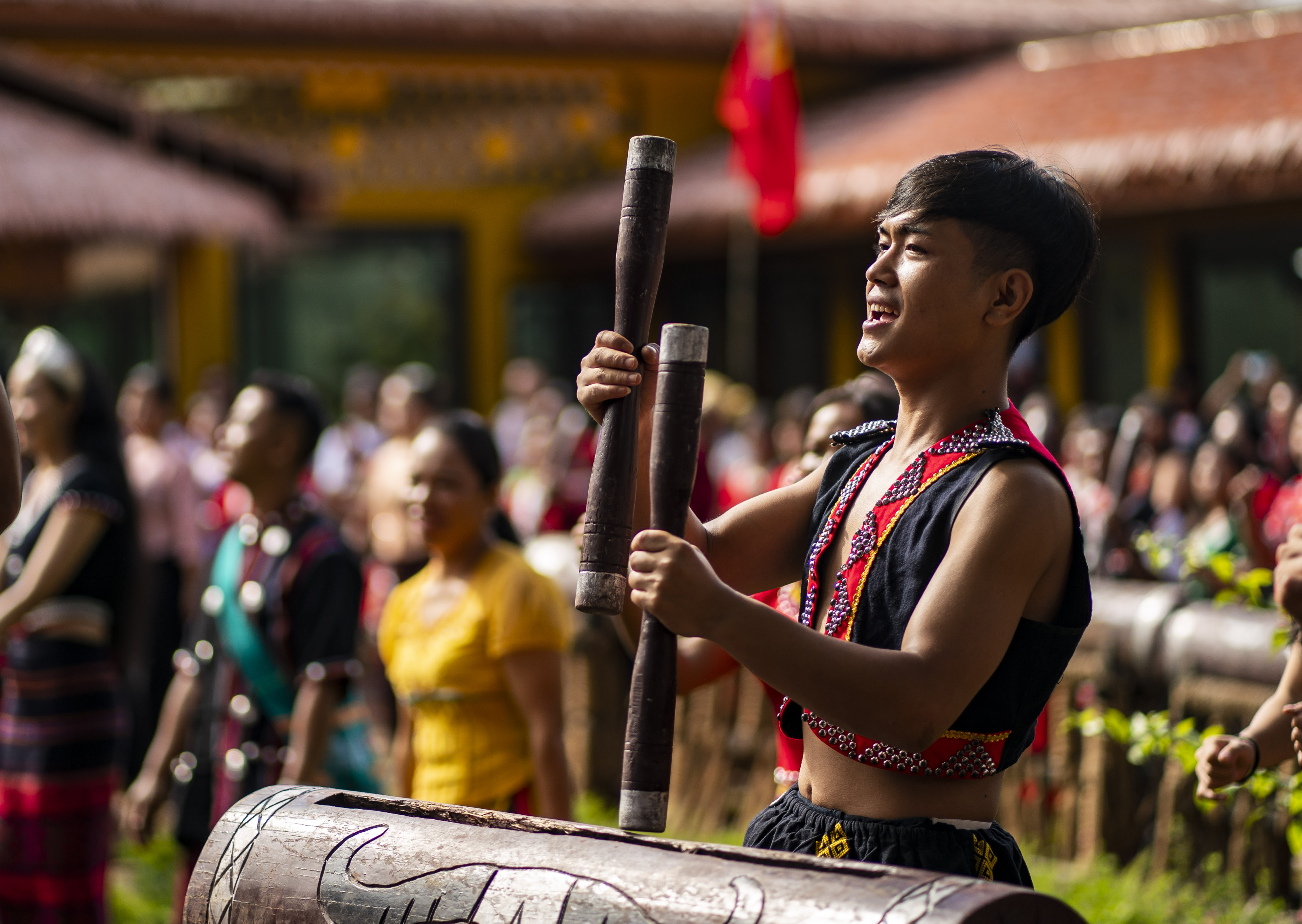 云南省滄源縣班洪鄉(xiāng)班洪村的佤族群眾唱響《阿佤人民唱新歌》（2021年8月20日攝）。