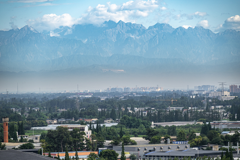 2024年7月1日，成都天氣晴好，遠(yuǎn)處雪山清晰可見。