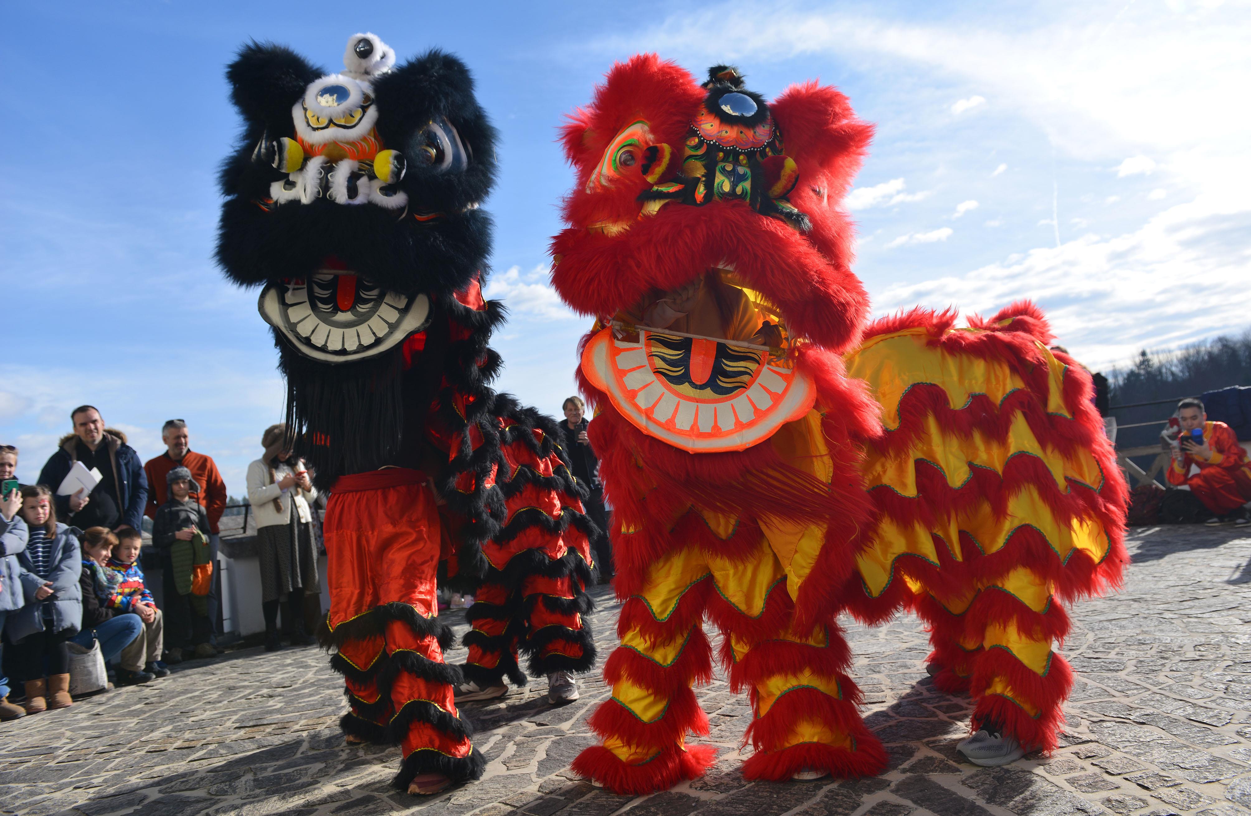 △當(dāng)?shù)貢r間2024年2月4日，克羅地亞克拉皮納，薩格勒布大學(xué)孔子學(xué)院舉辦一系列活動，迎接中國農(nóng)歷龍年春節(jié)。