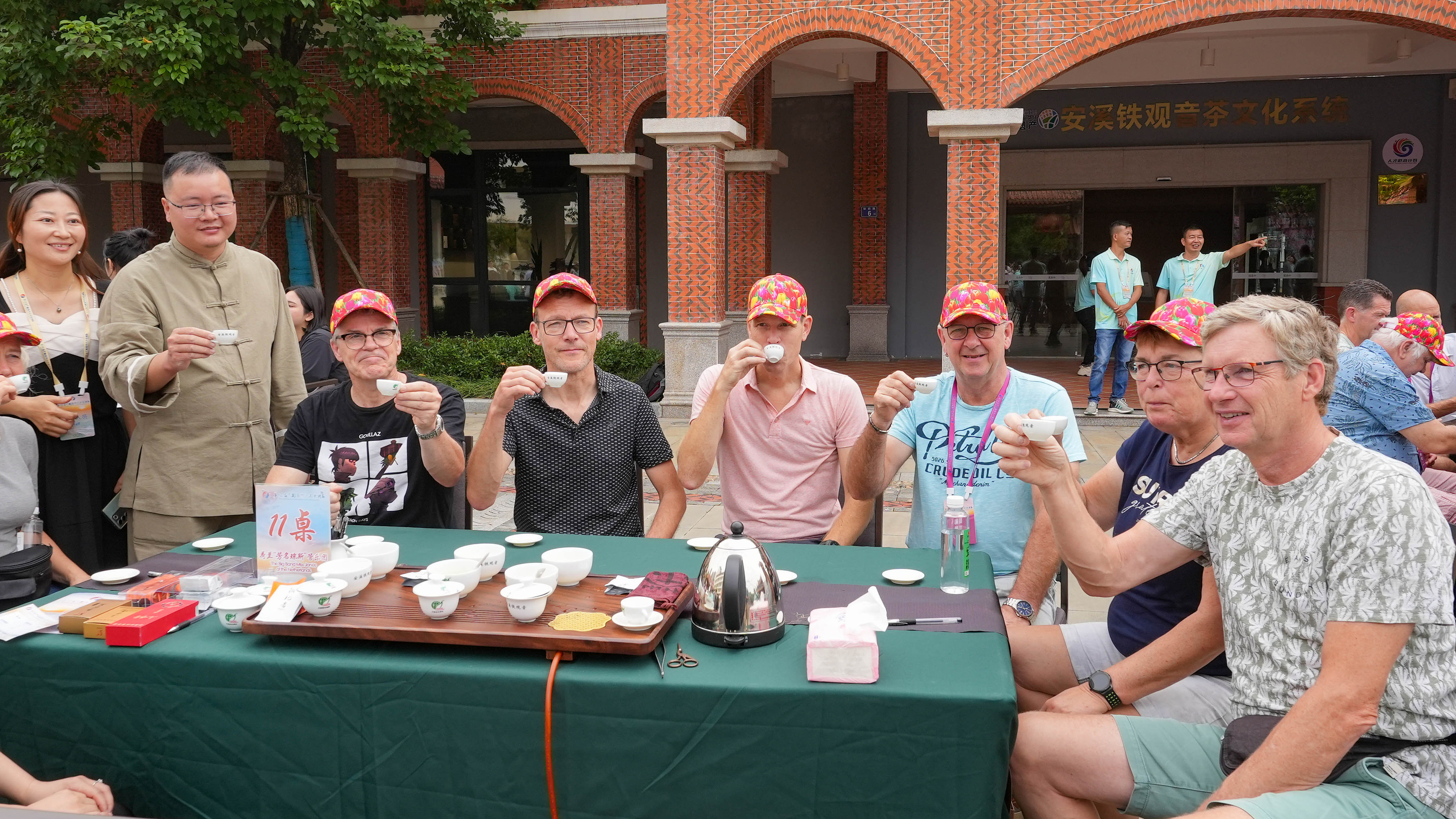 △2023年10月4日，福建泉州，外國人品中國茶。