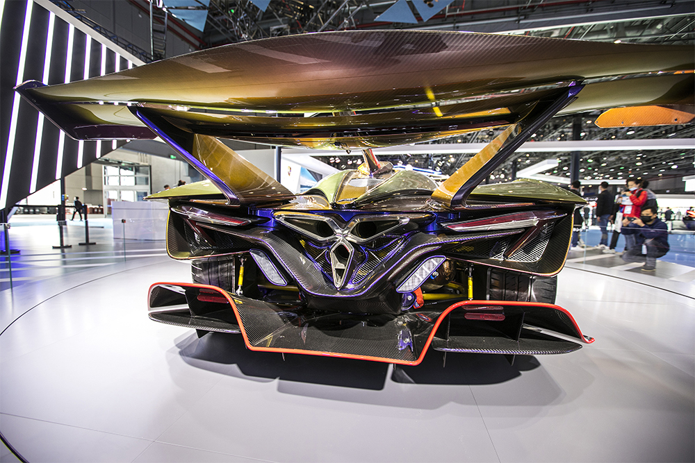 2020年11月5日，上海，來自德國(guó)的全球首款全碳纖維跑車亮相進(jìn)博會(huì)。該車總重量只有1250KG。