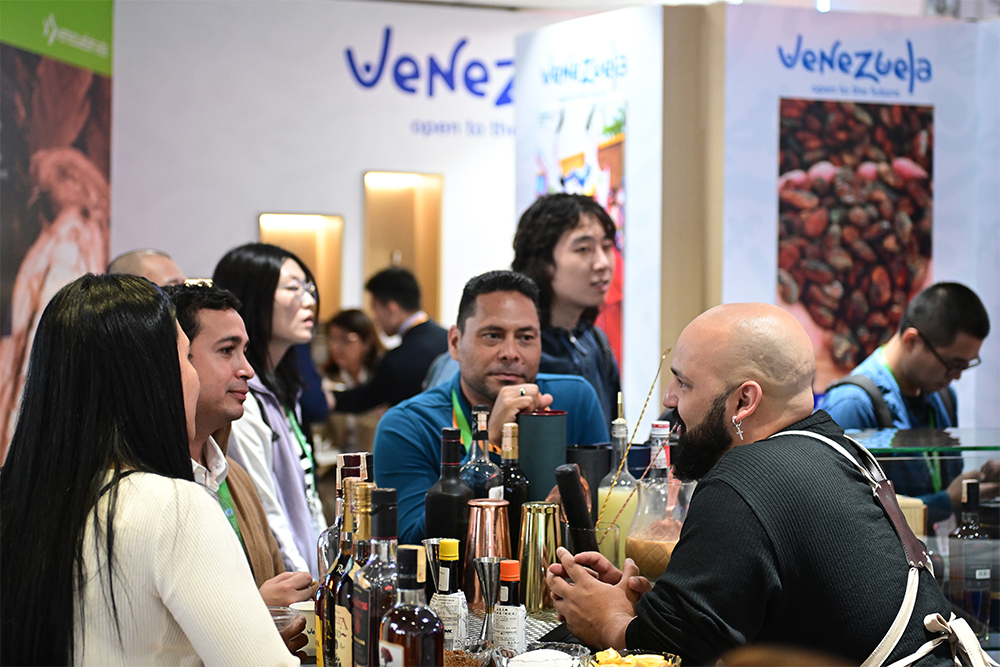 2023年11月9日，上海，觀眾在進(jìn)博會(huì)委內(nèi)瑞拉館參觀、交流、洽談。