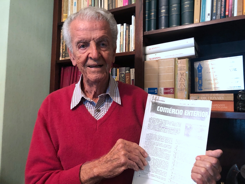 卡洛斯·塔瓦雷斯與其1971年發(fā)表的文章《中國的對外貿(mào)易》。資料圖片