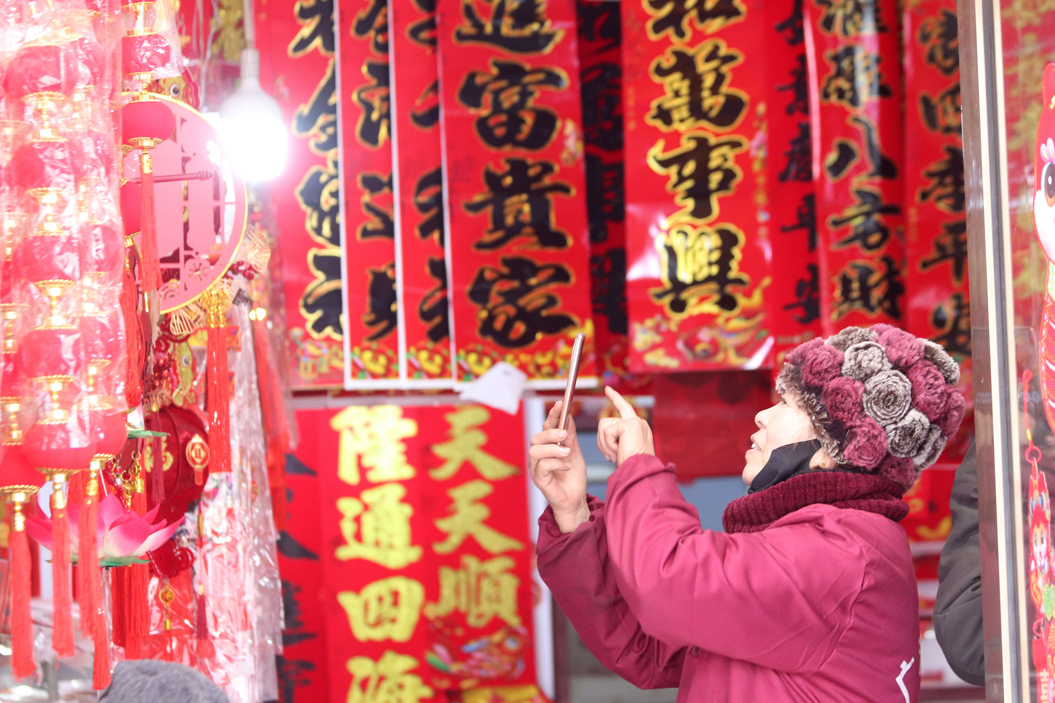 2025年1月5日，在山東省高密市夏莊鎮(zhèn)東李家村，商戶使用手機(jī)推銷新春飾品。