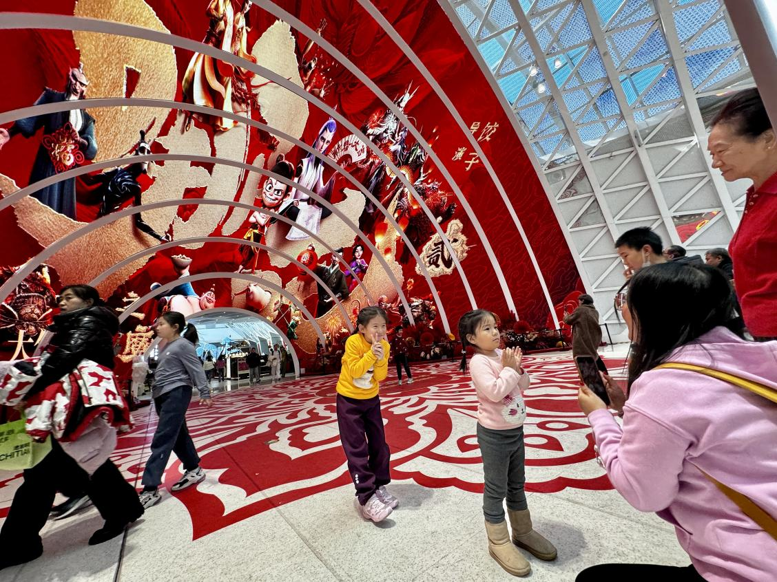 乙巳蛇年春節(jié)期間，影迷在《哪吒之魔童鬧?！肪薹笄芭恼沾蚩?。