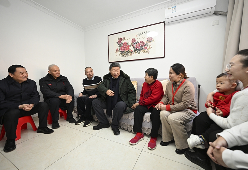 2025年1月23日上午，習近平總書記在遼寧沈陽大東區(qū)長安街道長安小區(qū)考察時，走進居民郎素蘭家中看望。