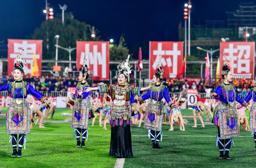 2025年3月14日，2025年貴州“村超”40強交叉賽在榕江“村超”足球場舉行，演員在比賽間隙表演侗族大歌，民族文化伴隨著體育賽事成功“出圈”。圖片來源：新華社