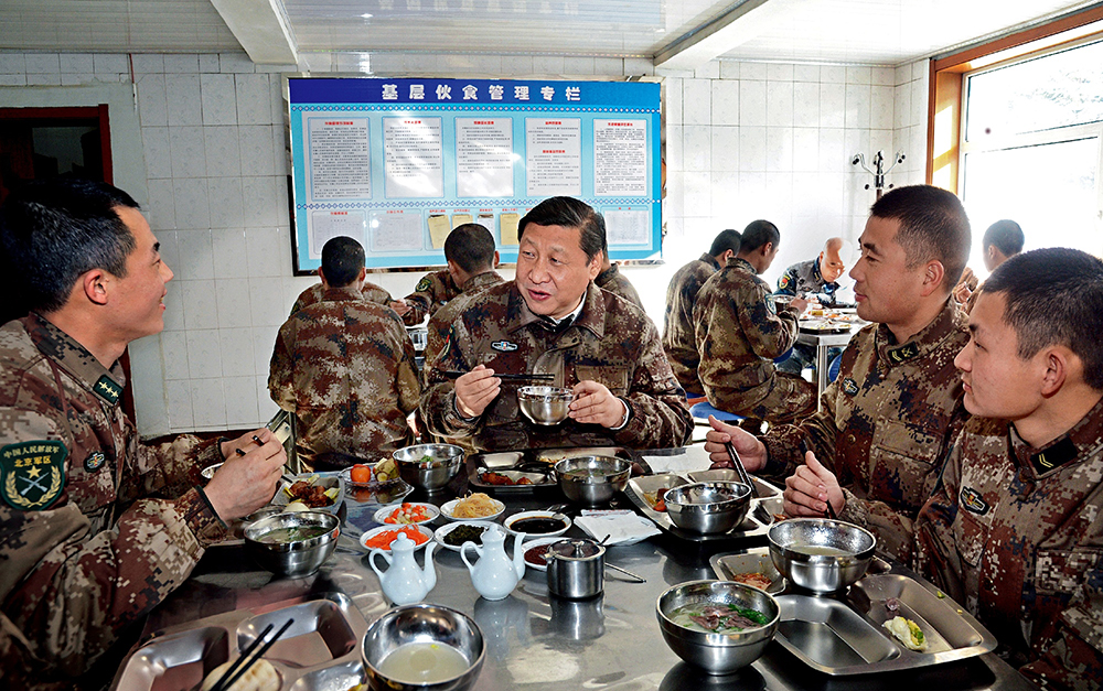 2014年1月26日，習(xí)近平主席專程來(lái)到內(nèi)蒙古軍區(qū)邊防某部，親切看望慰問(wèn)戍邊官兵。這是在連隊(duì)食堂，習(xí)近平主席同戰(zhàn)士們一起用餐。