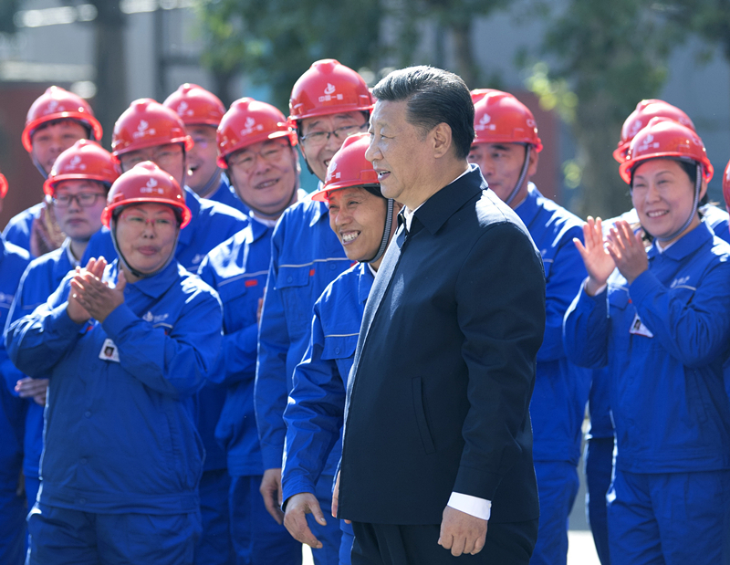 2018年9月26日，在中國一重集團，習近平總書記走到工人中間，同大家親切交流。