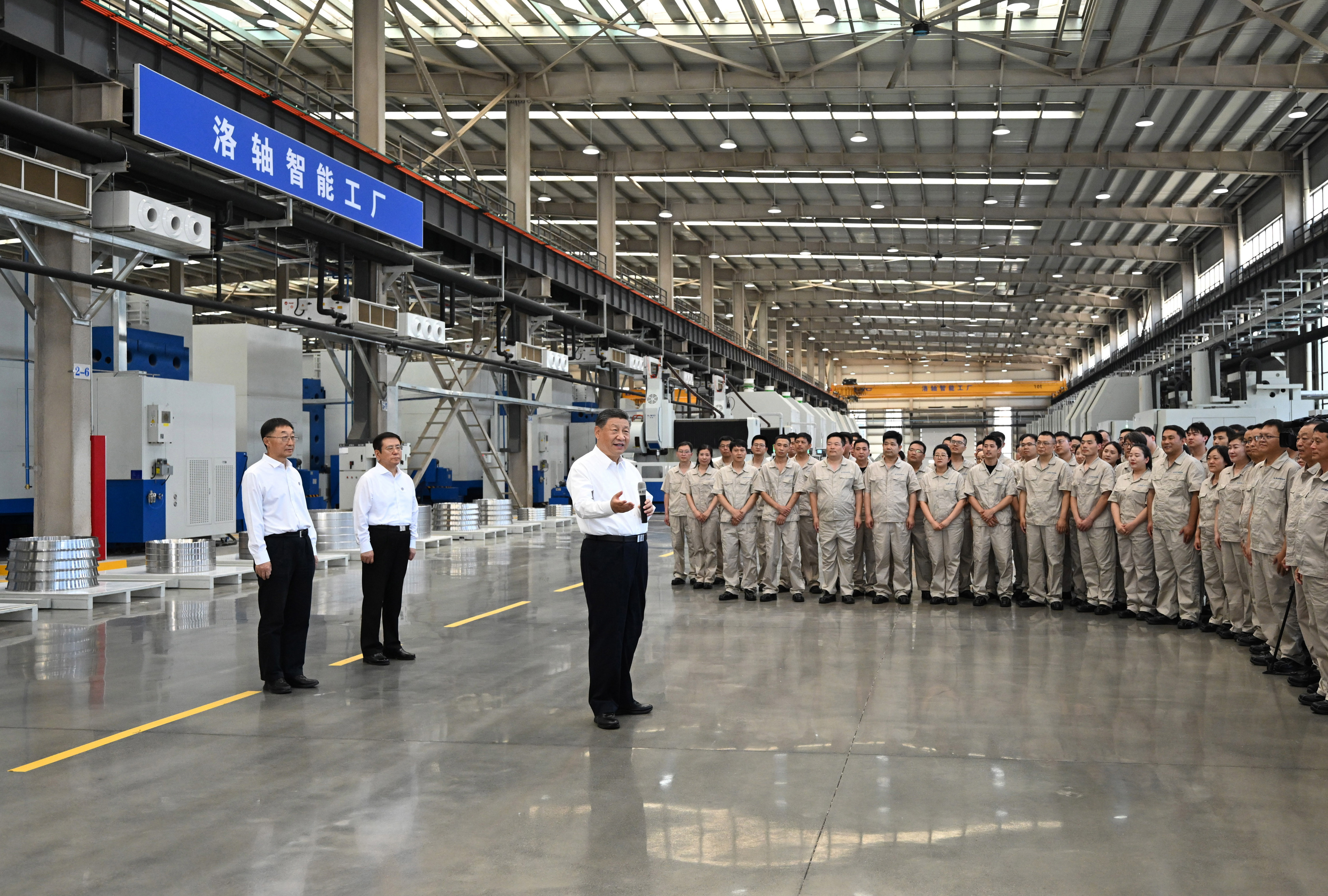 5月19日至20日，中共中央總書記、國家主席、中央軍委主席習近平在河南考察。這是19日下午，習近平在洛陽軸承集團股份有限公司智能工廠考察時，同企業(yè)職工親切交流。新華社記者 燕雁 攝