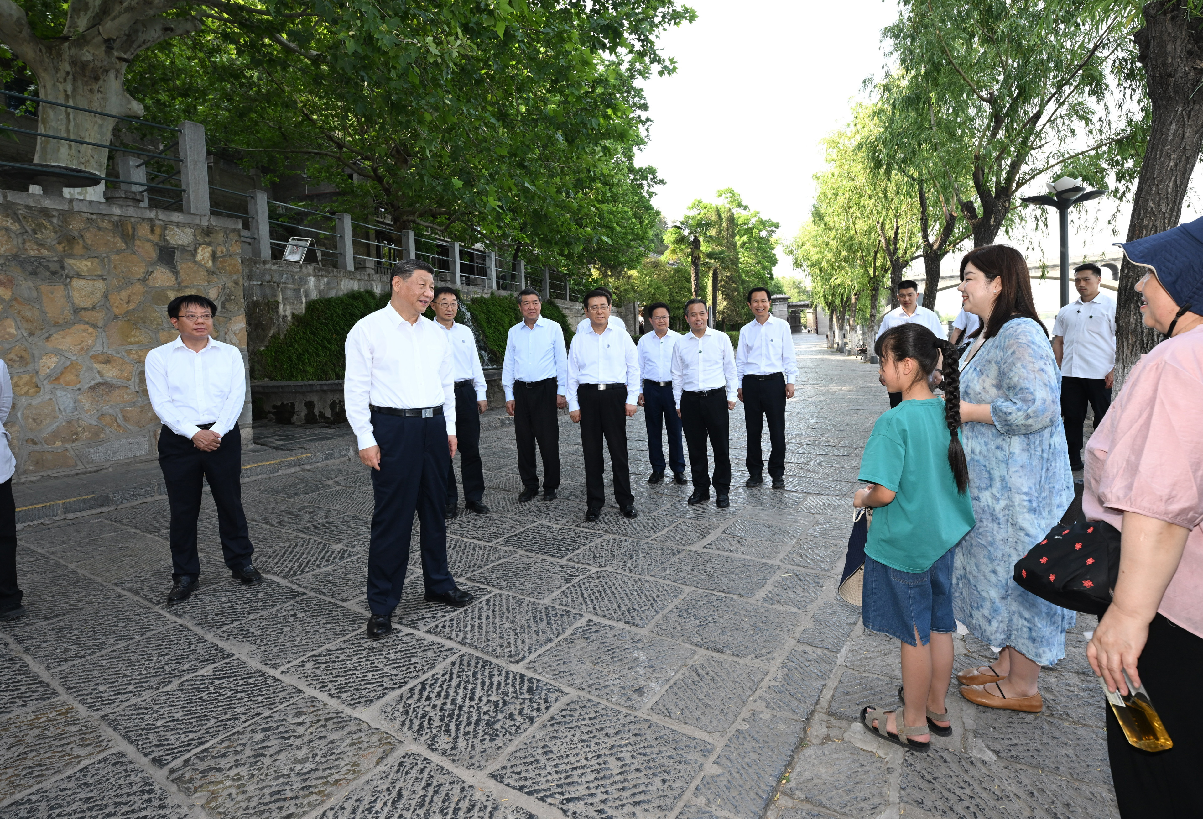 5月19日至20日，中共中央總書記、國家主席、中央軍委主席習近平在河南考察。這是19日下午，習近平在洛陽龍門石窟考察時，同游客親切交流。新華社記者 謝環(huán)馳 攝