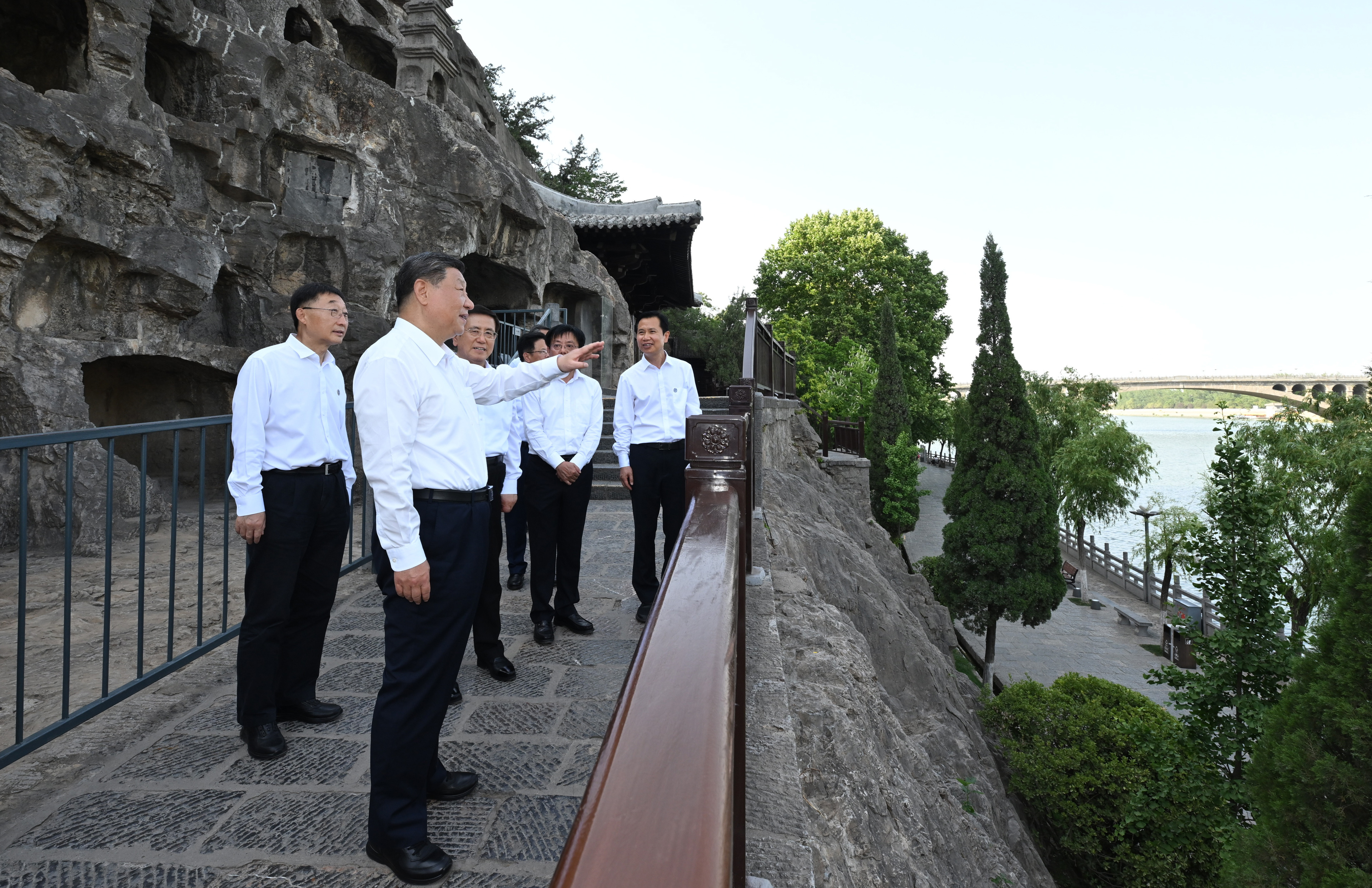 5月19日至20日，中共中央總書記、國家主席、中央軍委主席習近平在河南考察。這是19日下午，習近平在洛陽龍門石窟考察。新華社記者 謝環(huán)馳 攝
