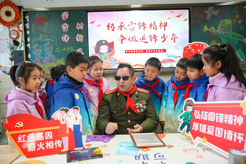 2025年3月3日，江蘇南通如皋市安定小學(xué)里，傷殘軍人許波銀在思政小課堂上向?qū)W生講述雷鋒故事。